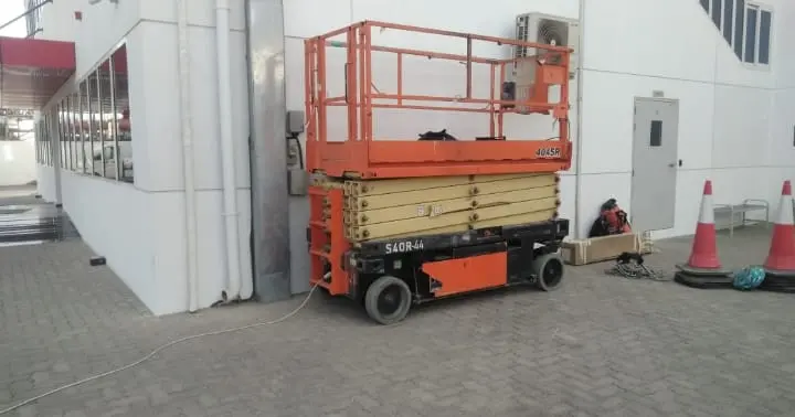 SCISSOR LIFT AVAILABLE ON RENT