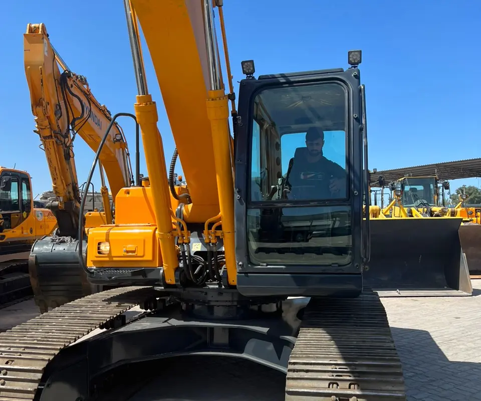 Hyundai 210 LC-7 Crawler Excavator 2018 for Sale - 3