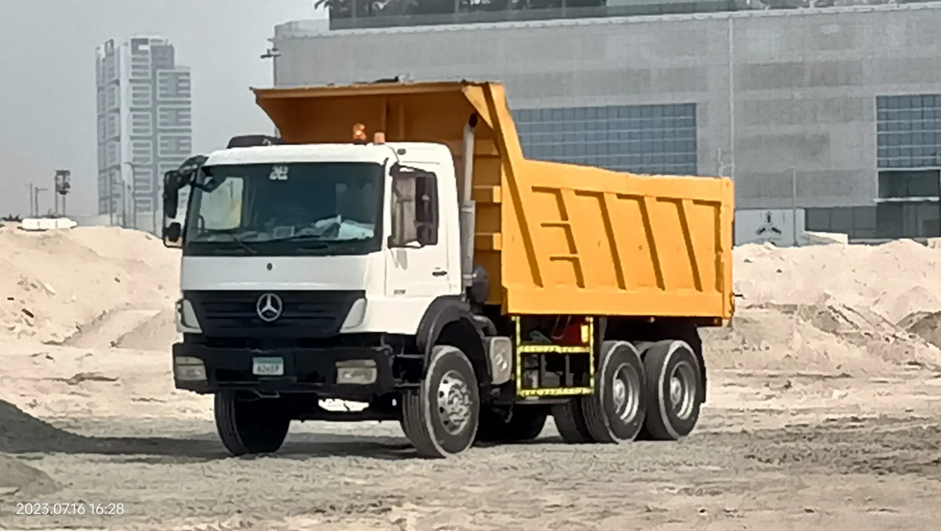 Tipper truck