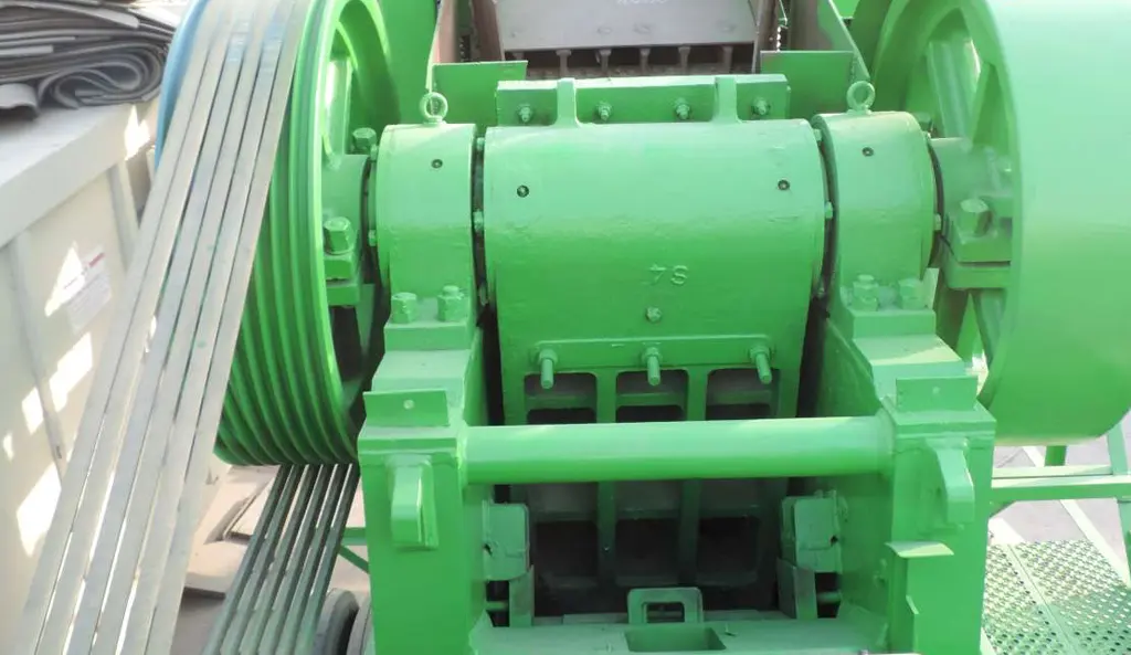 Mobile jaw crusher on wheels