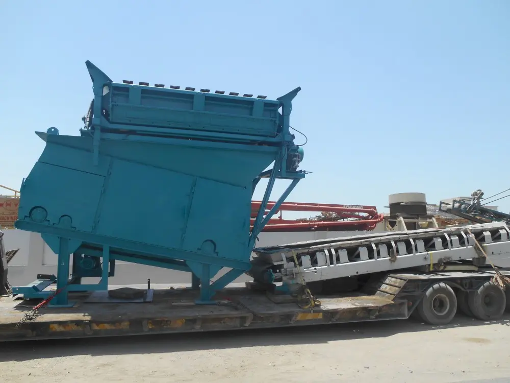 Apron feeder with motor and gearbox