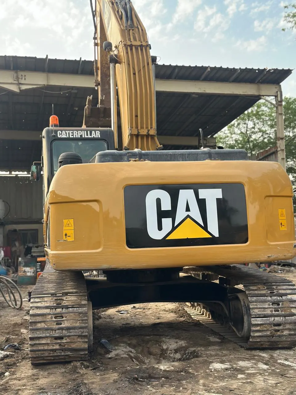 Excavator Heavy Duty Available for Rent