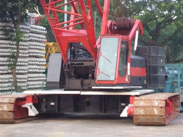 Manitowoc M999 (250 TON) CRAWLER CRANE ON RENT
