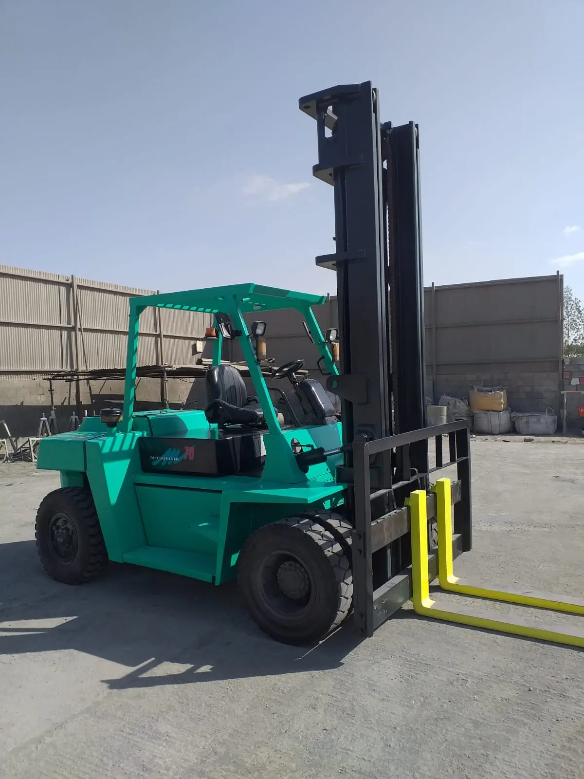 MITSUBISHI 7 TON FORKLIFT AVAILABLE ON RENT