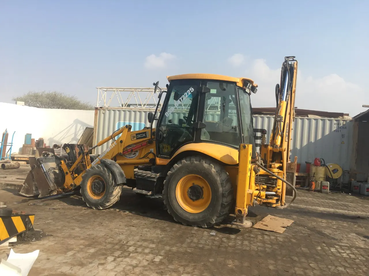 EXCAVATOR 3CX (2005 MODEL)AVAILABLE ON HIRE