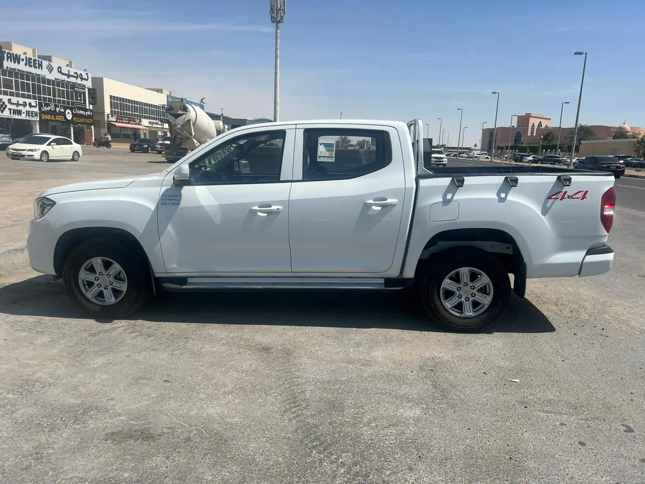 One Ton Pickup Double Cabin For Rent - 4