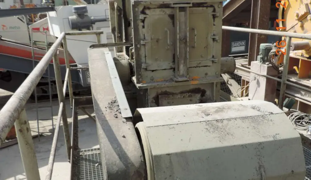 Mobile impact crusher on tyre with 2 deck screen - 3