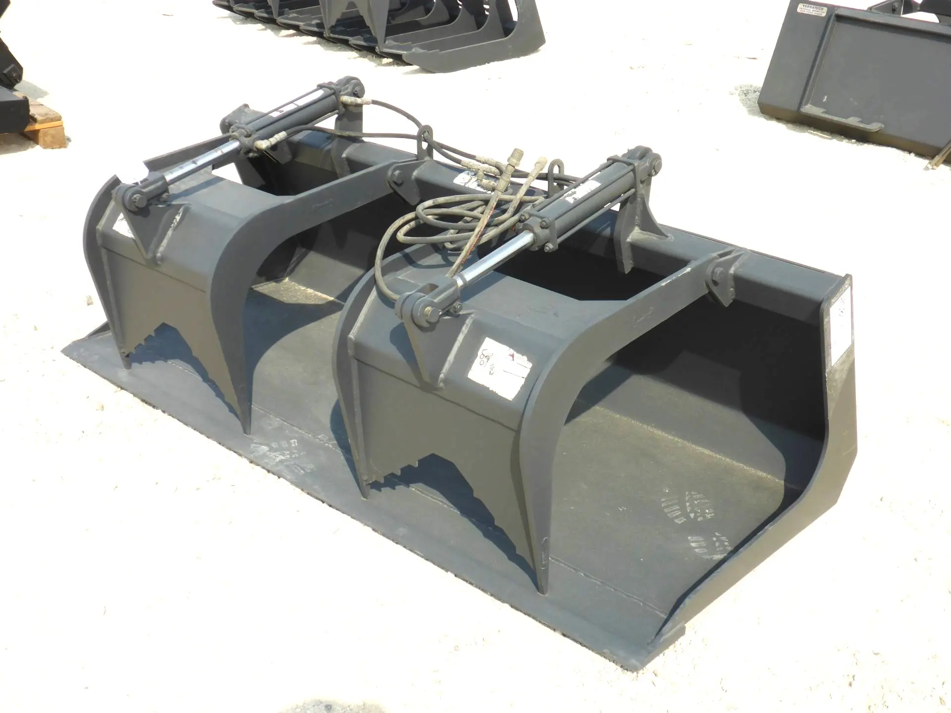 Skid Steer Loader Hydraulic Grapple Bucket - 2