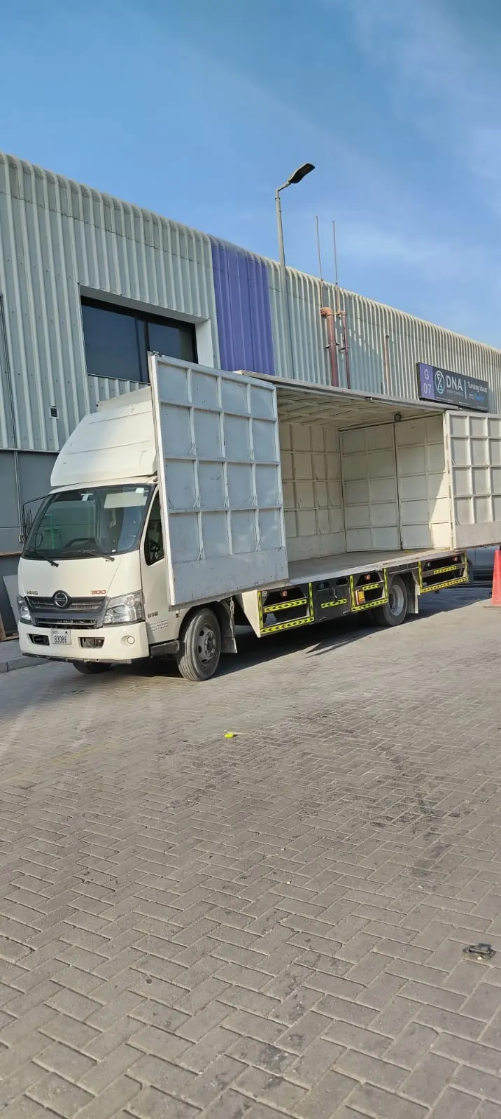 Rental Cargo box truck with tail lift 3&5 ton
