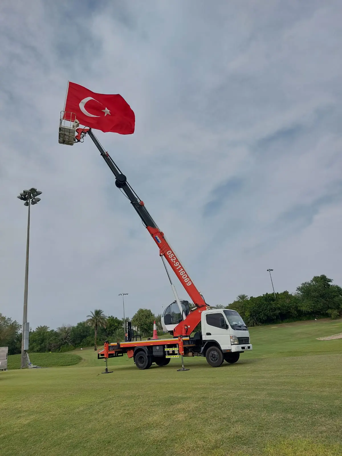 30 METER MANLIFT AVAILABLE ON RENT - 3