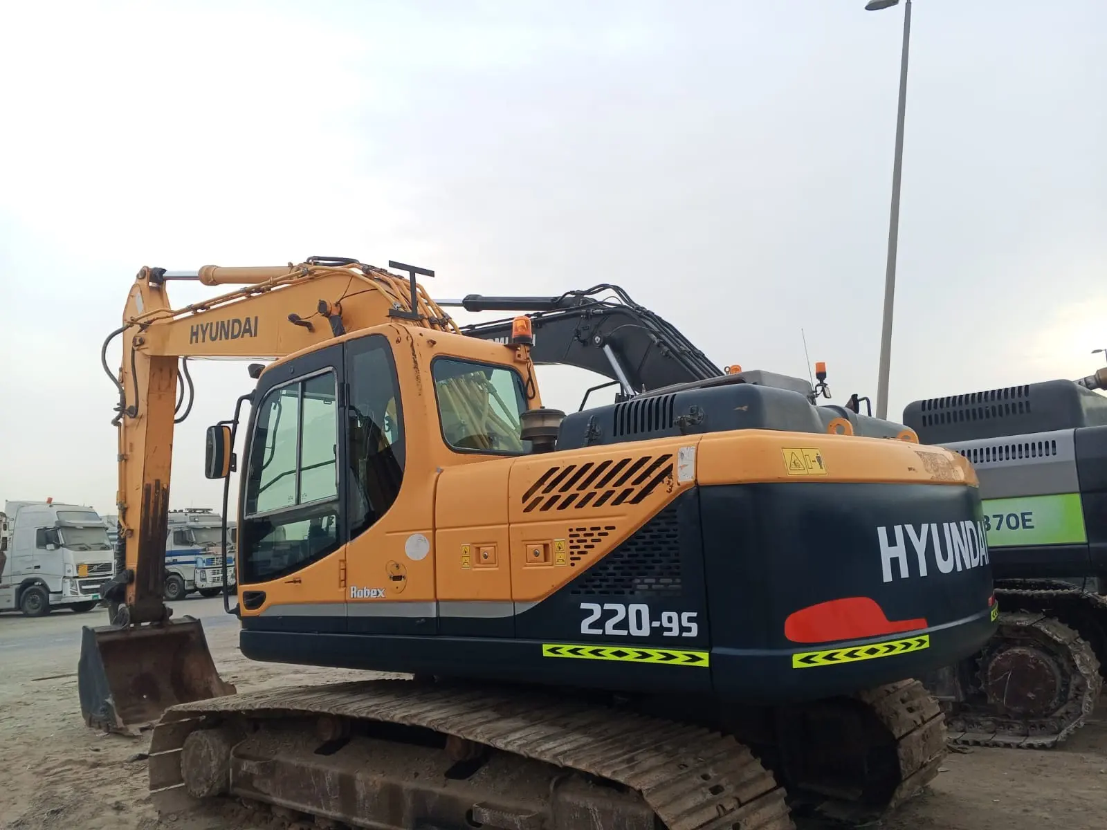 Excavator Rental Hyundai Excavator R220-9S 22 Ton  - 4