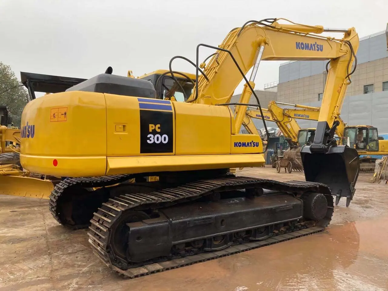 Excavator 330 / PC300 AVAILABLE ON HIRE