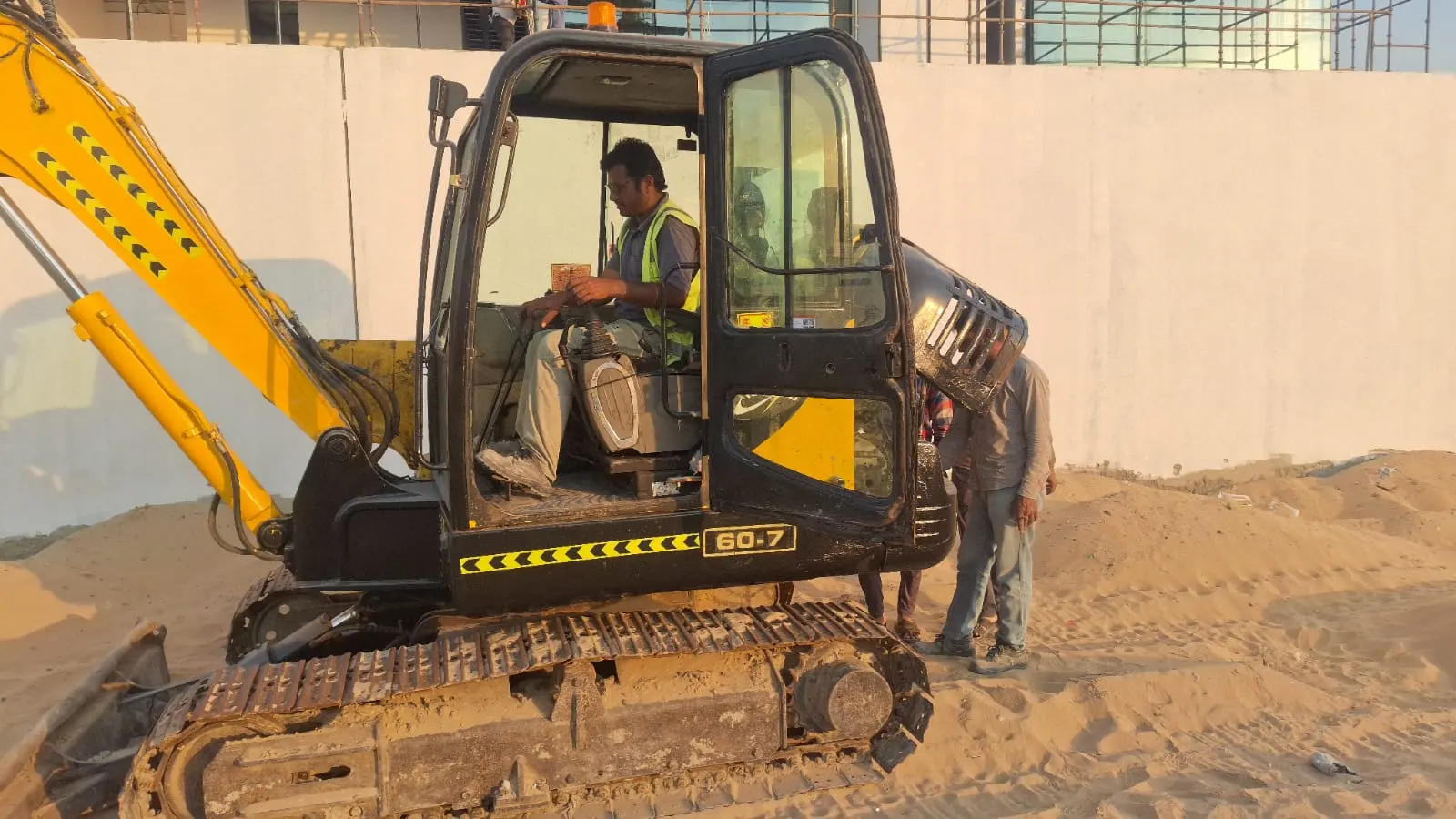 6 TON MINI EXCAVATOR FOR RENT