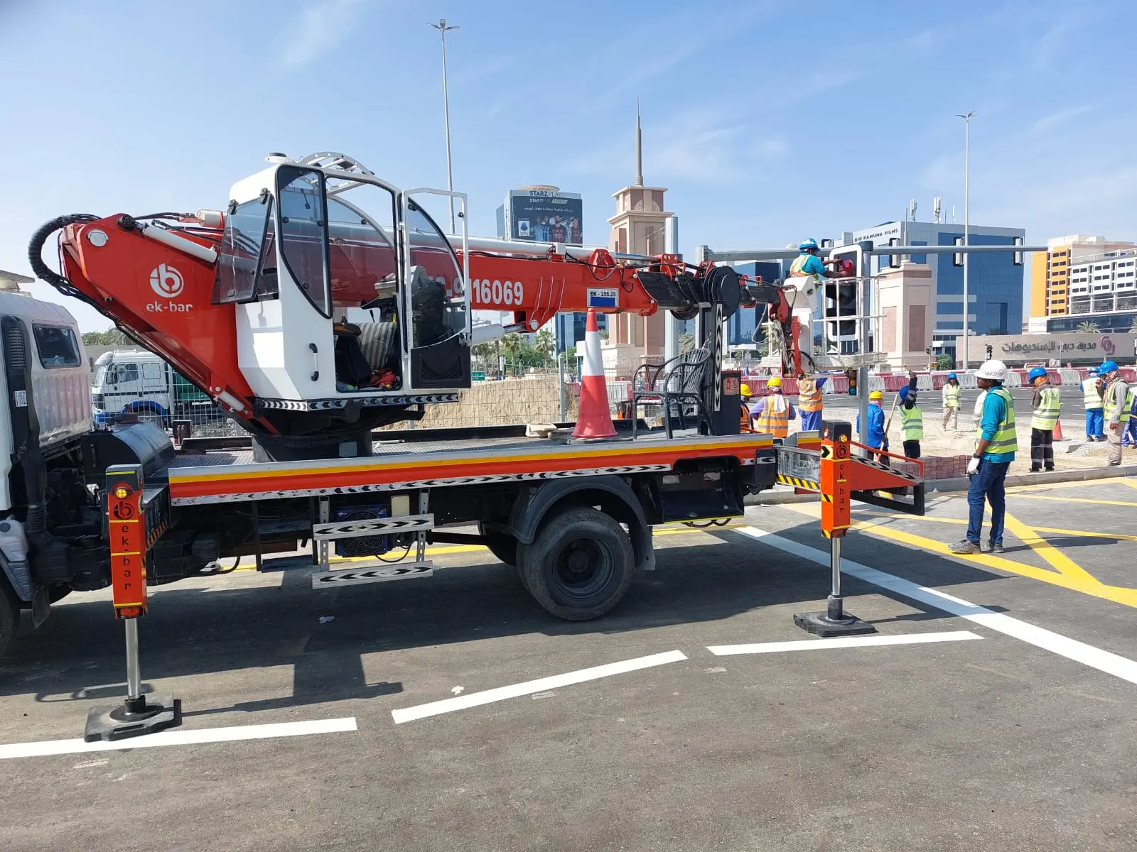 30 METER MANLIFT AVAILABLE ON RENT - 4