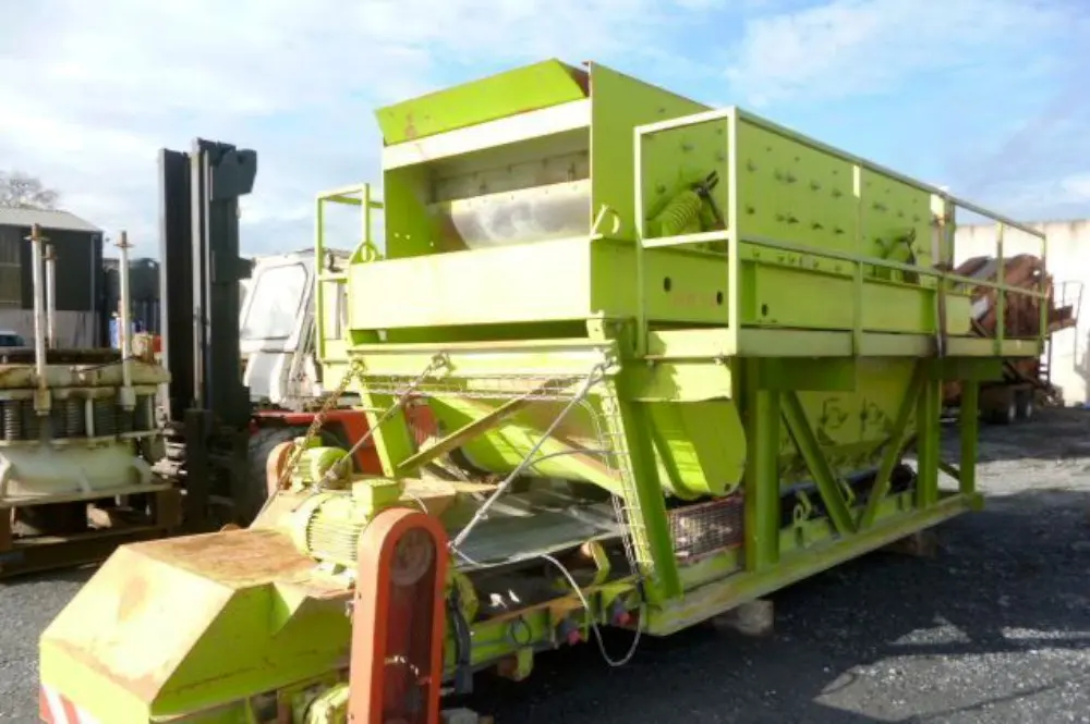 Vibrating screen-3 deck on skid