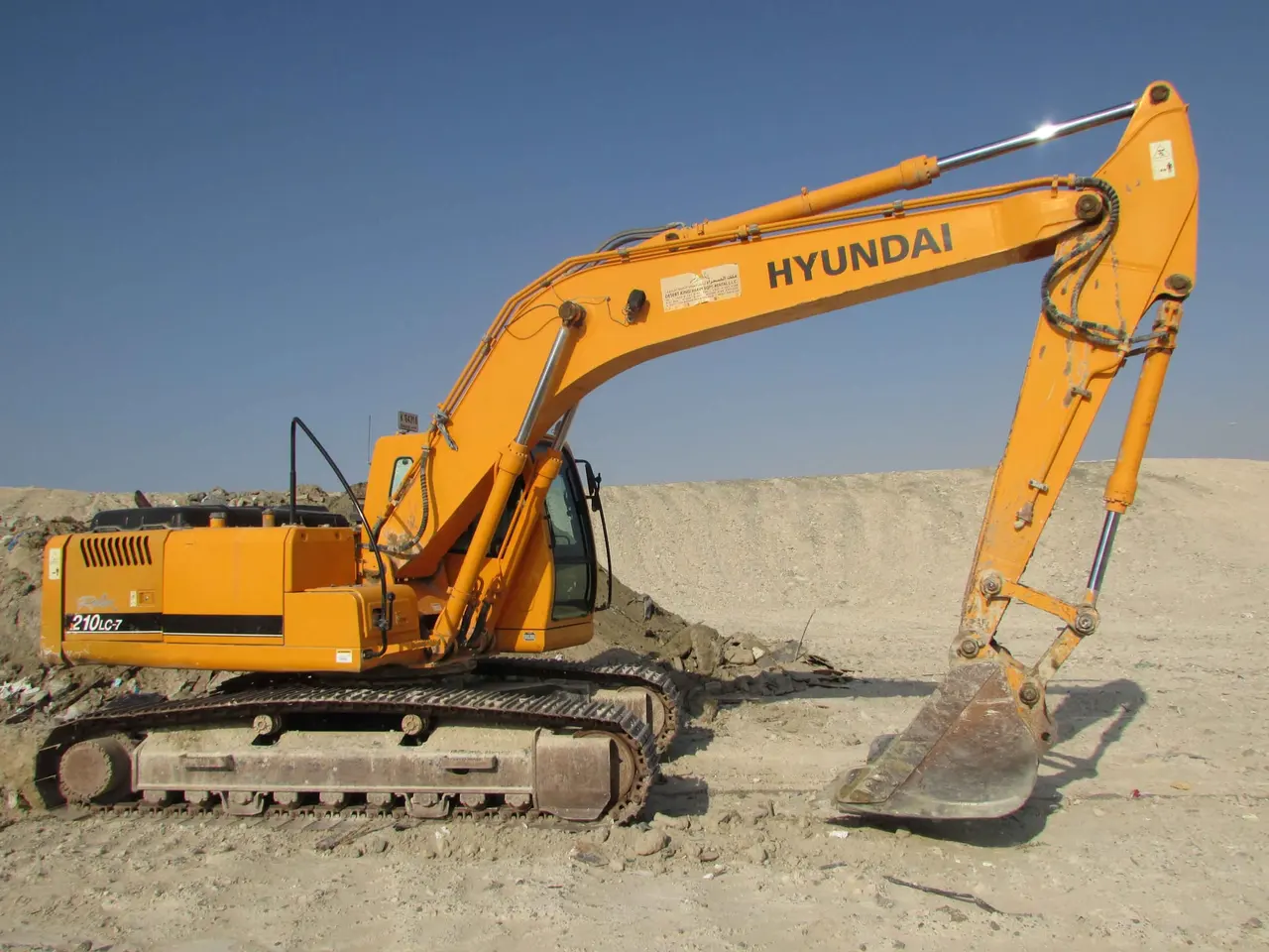 Excavator HYUNDAI 320 AVAILABLE ON HIRE