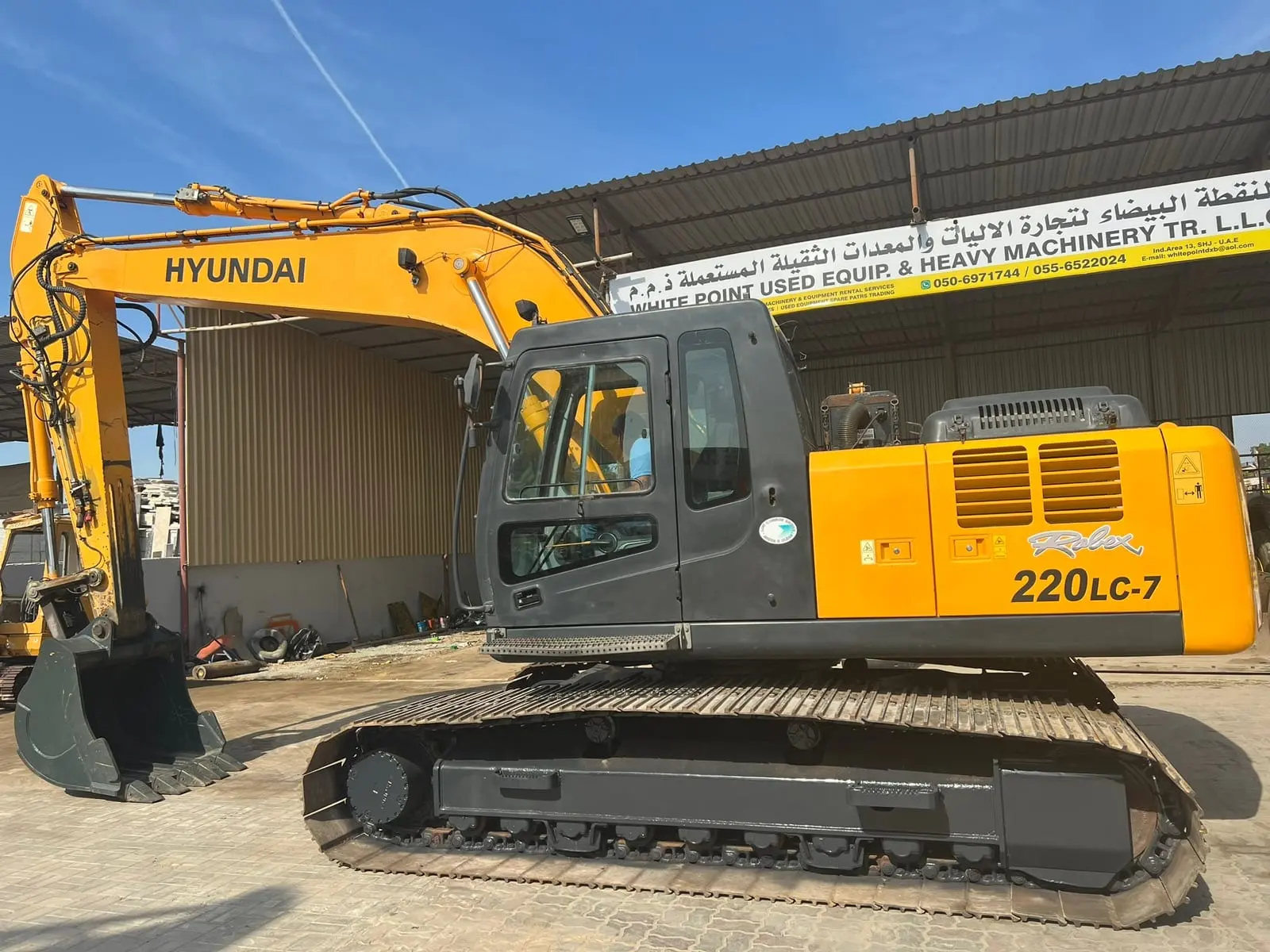 Hyundai 220 LC-7 Wide Chain Crawler Excavator for Sale - 2