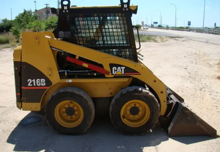 Skid Steers Loader CATERPILLAR 216B with Bucket