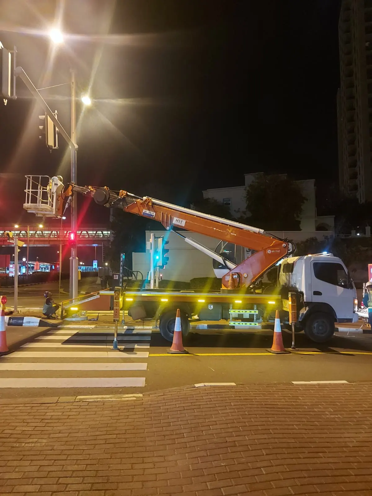 30 METER MANLIFT AVAILABLE ON RENT