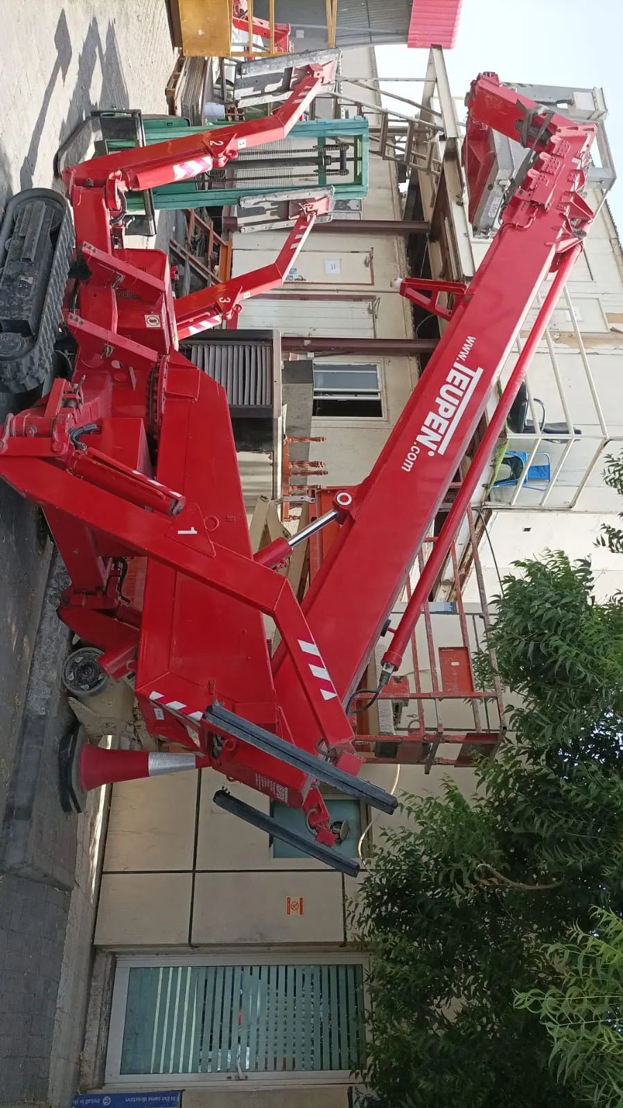 SPIDER LIFT AVAILABLE ON RENT