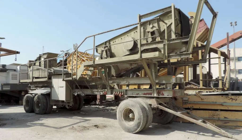 Mobile impact crusher on tyre with 2 deck screen - 4