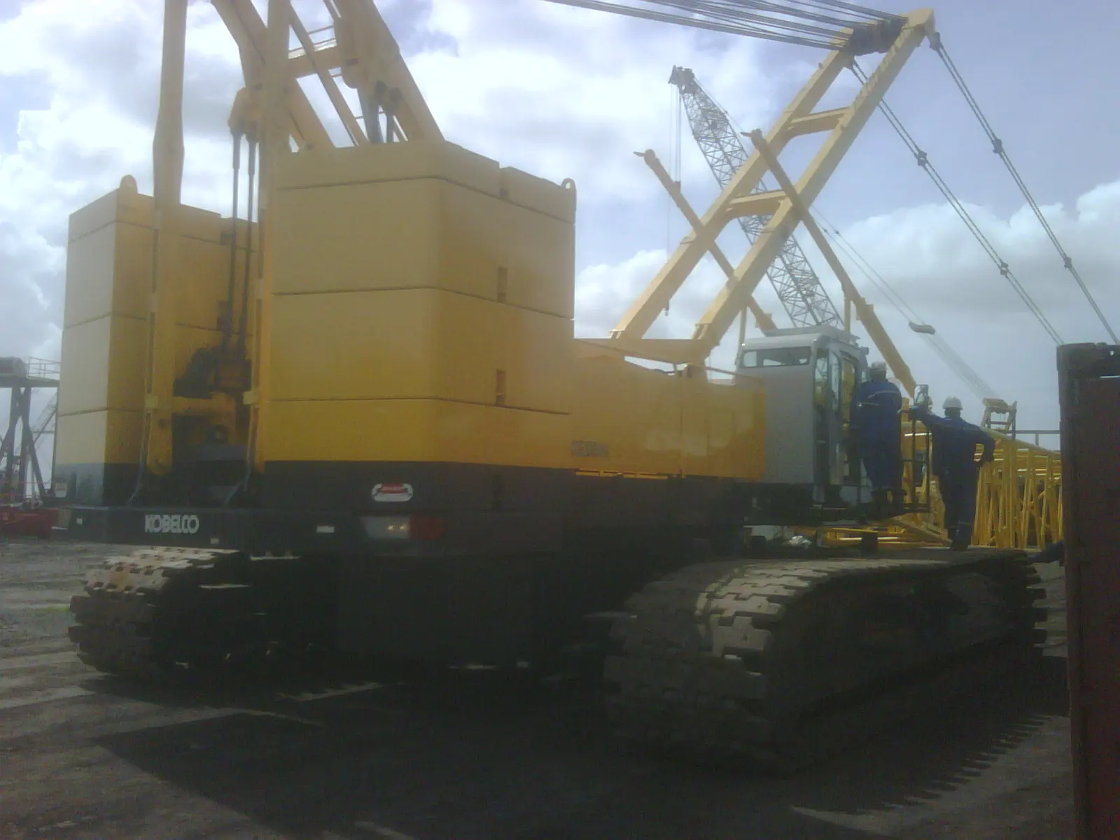 Kobelco CKE 2500-I (250 TON) CRAWLER CRANE RENTAL