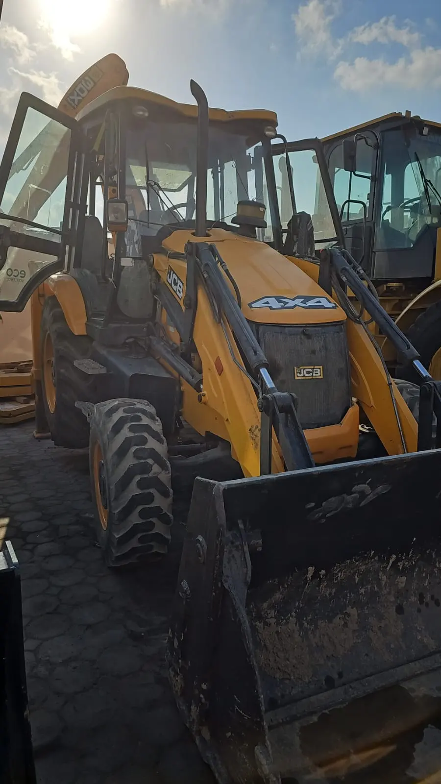 BACKHOE LOADER AVAILABLE FOR SALE