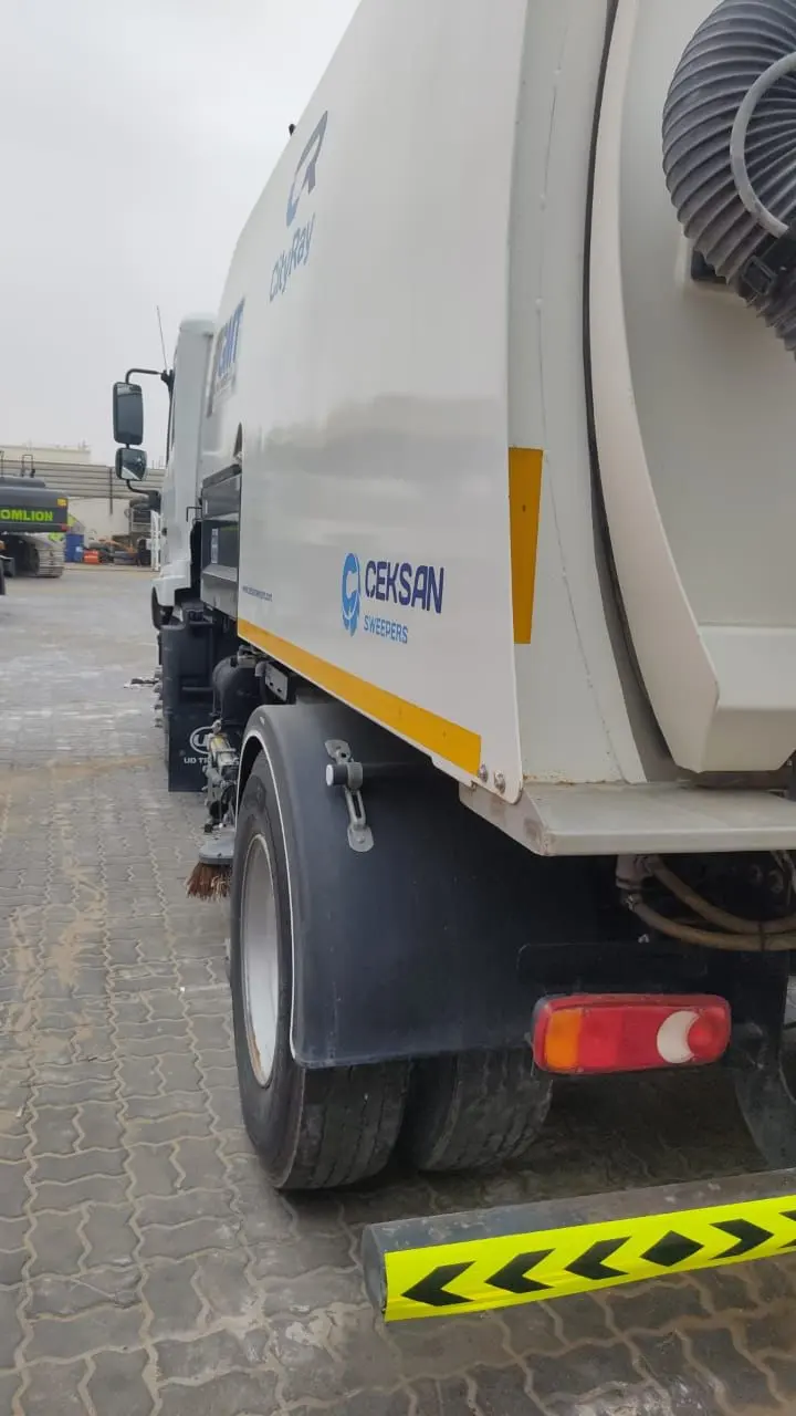 Truck Mounted Vaccum Road Sweeper Truck - 4