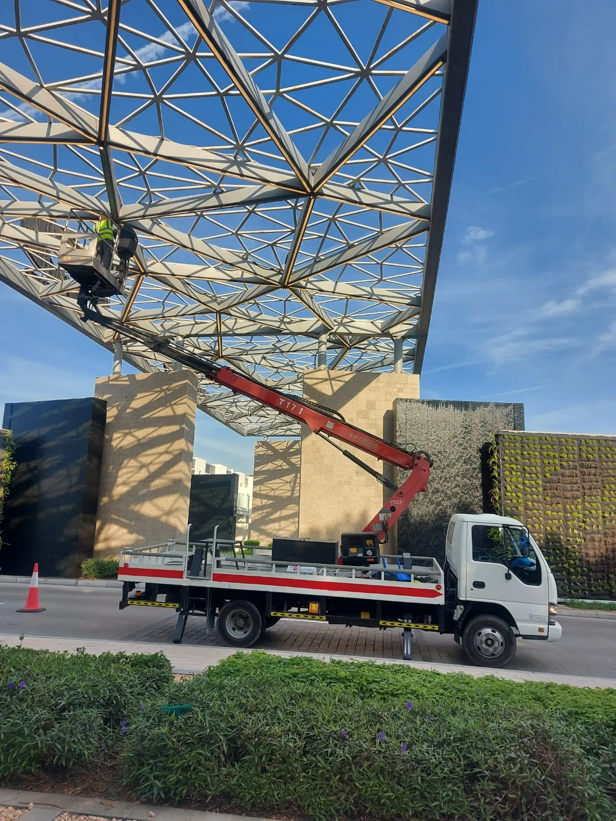 18 METER MANLIFT AVAILABLE ON RENT