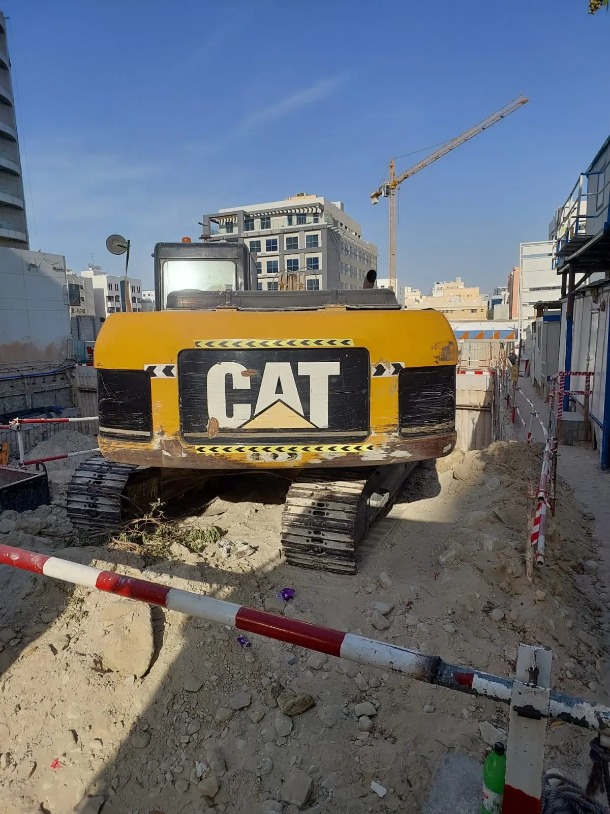 EXCAVATOR AVAILABLE ON RENT