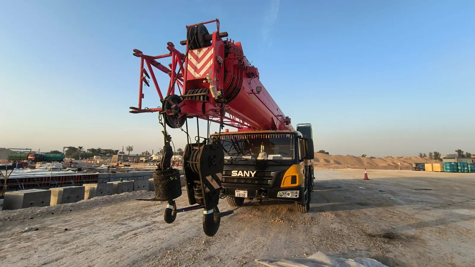 MOBILE CRANE 100 TON
