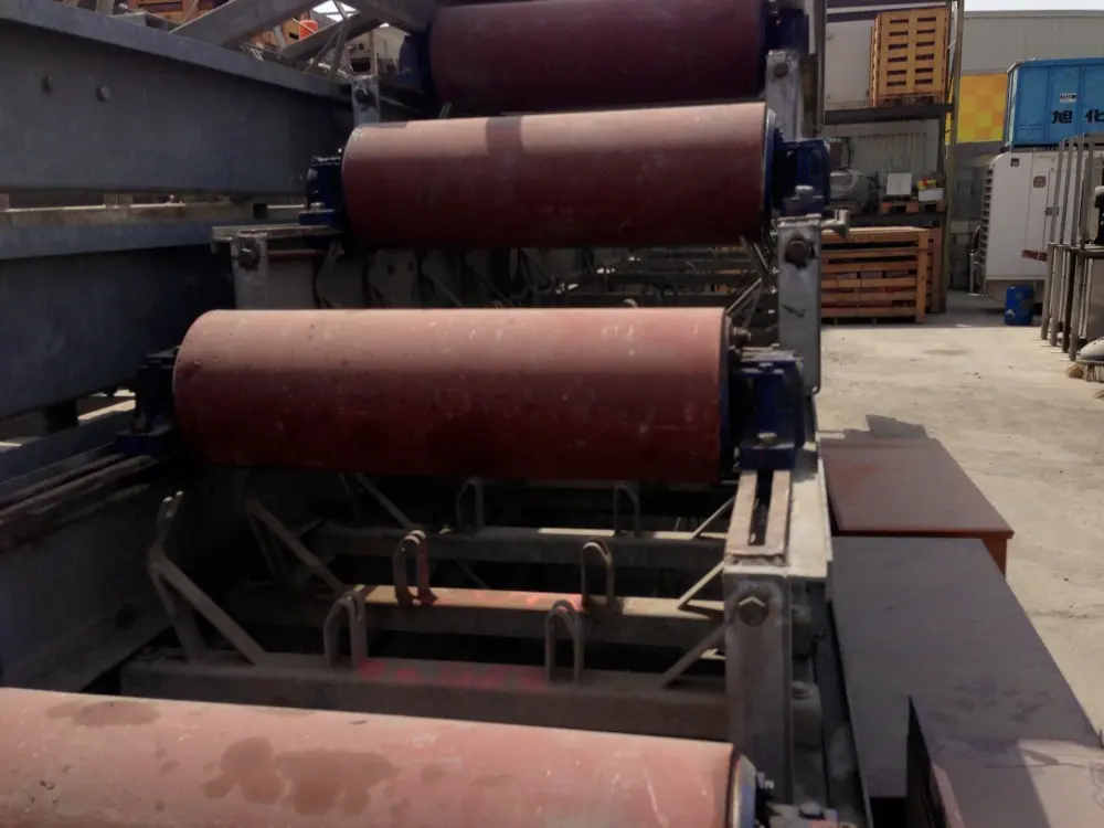 Conveyor with belt &amp; gear mounted e-motor - 4