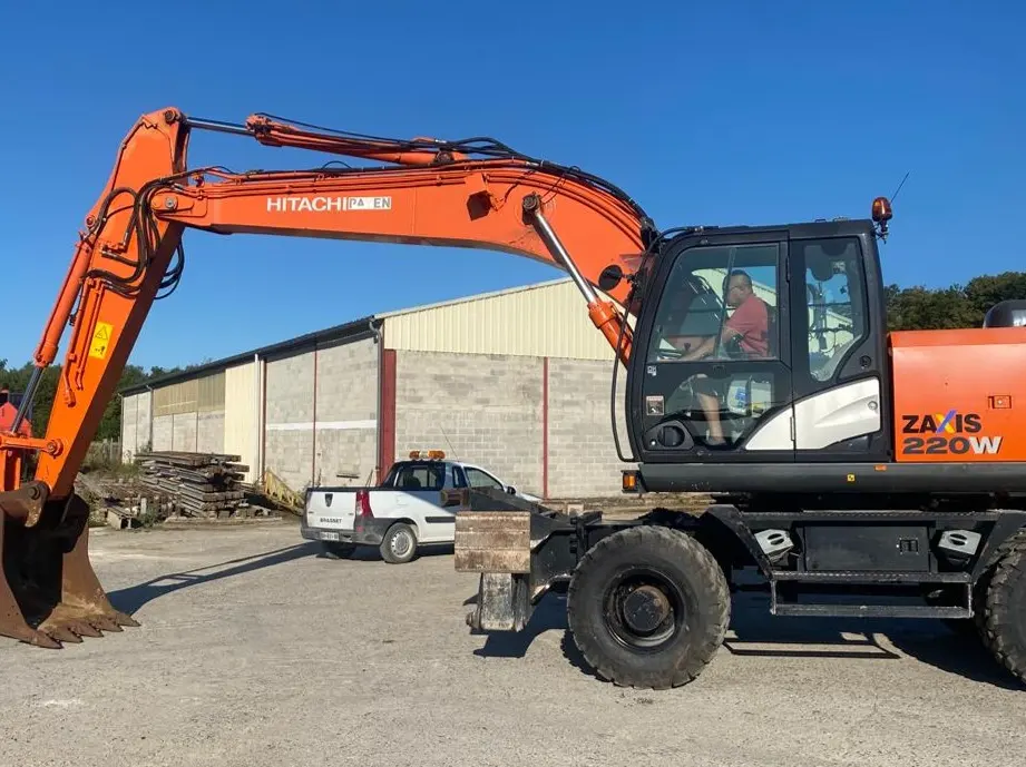 Tyr Excavator Hitachi 220