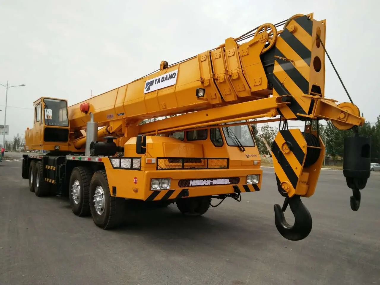 CRANE 25 TON TO 500 TON AVAILABLE ON RENT