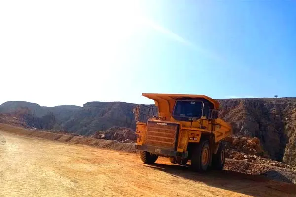 Dump Truck Komatsu Dumper โ HD325