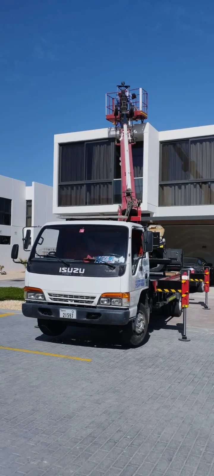 25 METER MANLIFT AVAILABLE ON RENT