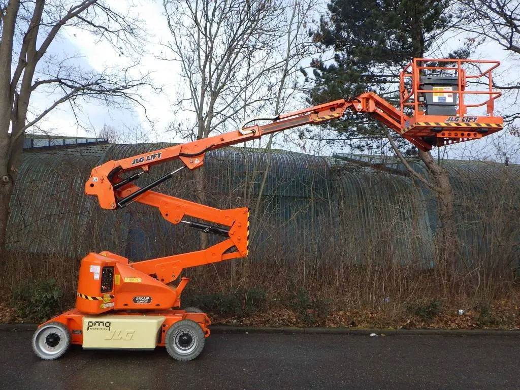 15 Meter Articulating Electric Boom Lift – JLG E40