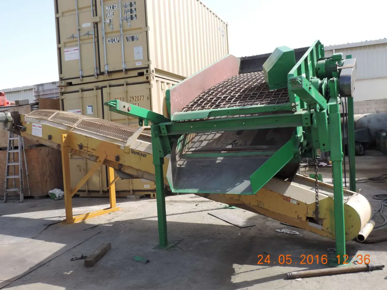 Powerscreen 2 deck vibrating