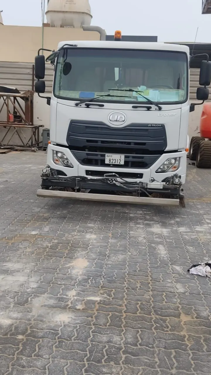 Truck Mounted Vaccum Road Sweeper Truck - 2
