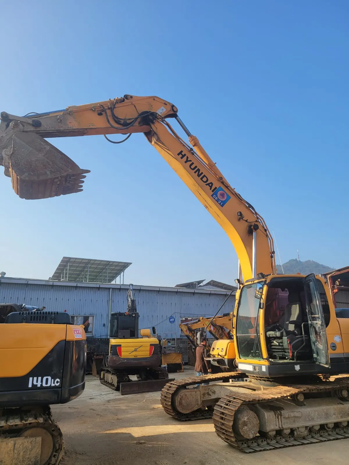 Hyundai excavator 220 Model 2012 - 7