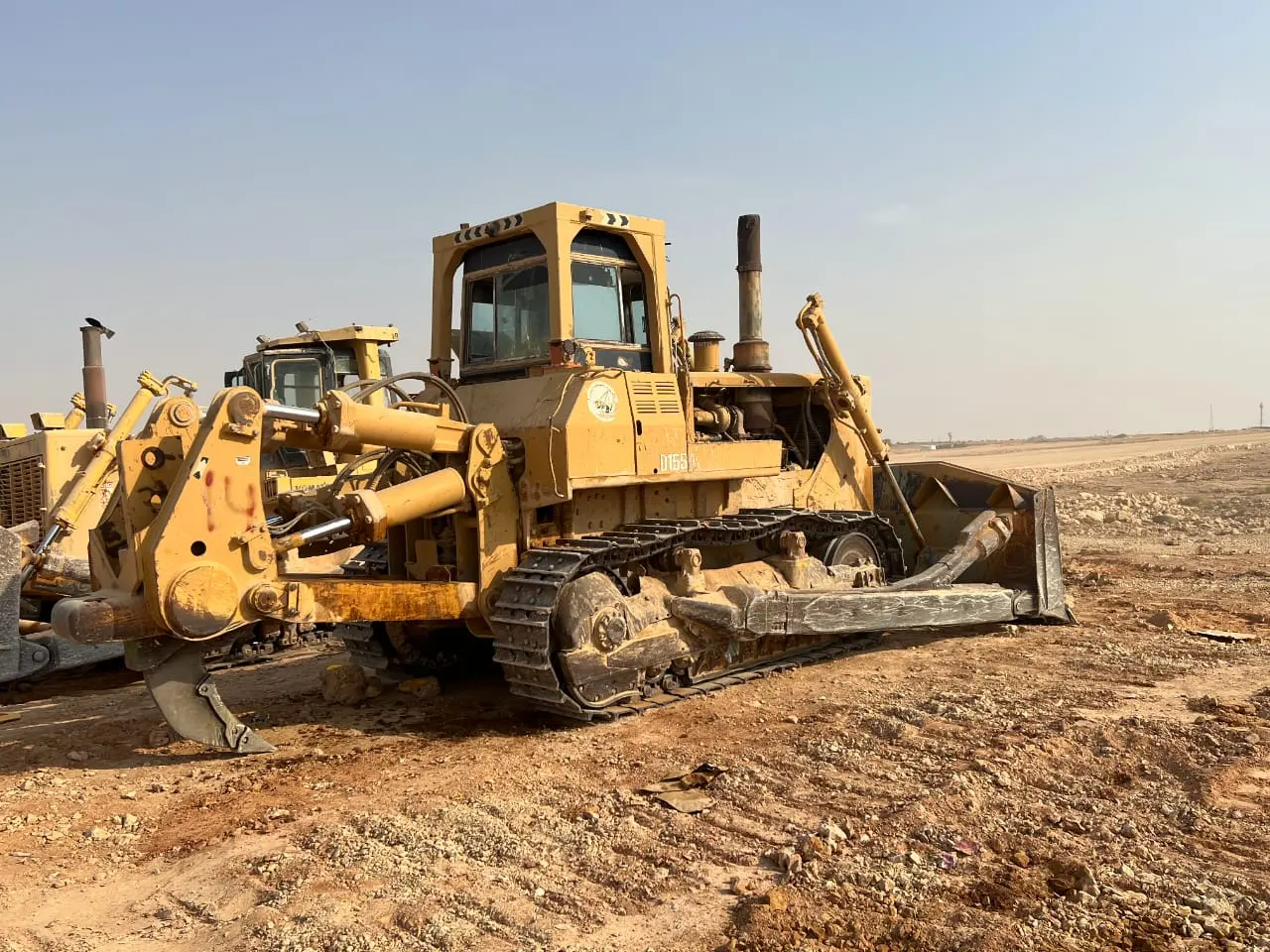4 komatsu 375 and 2 komatsu 155 - 2