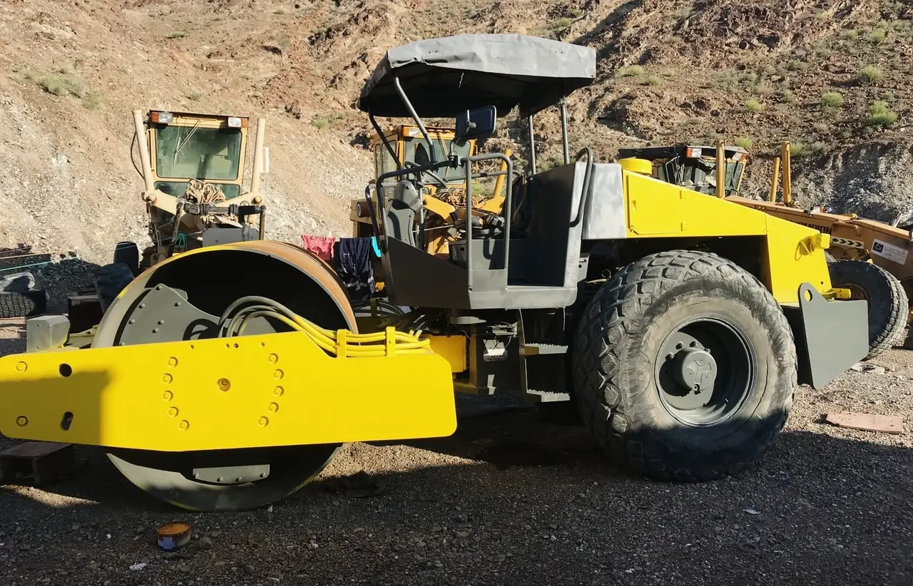 Road Roller Available on rental