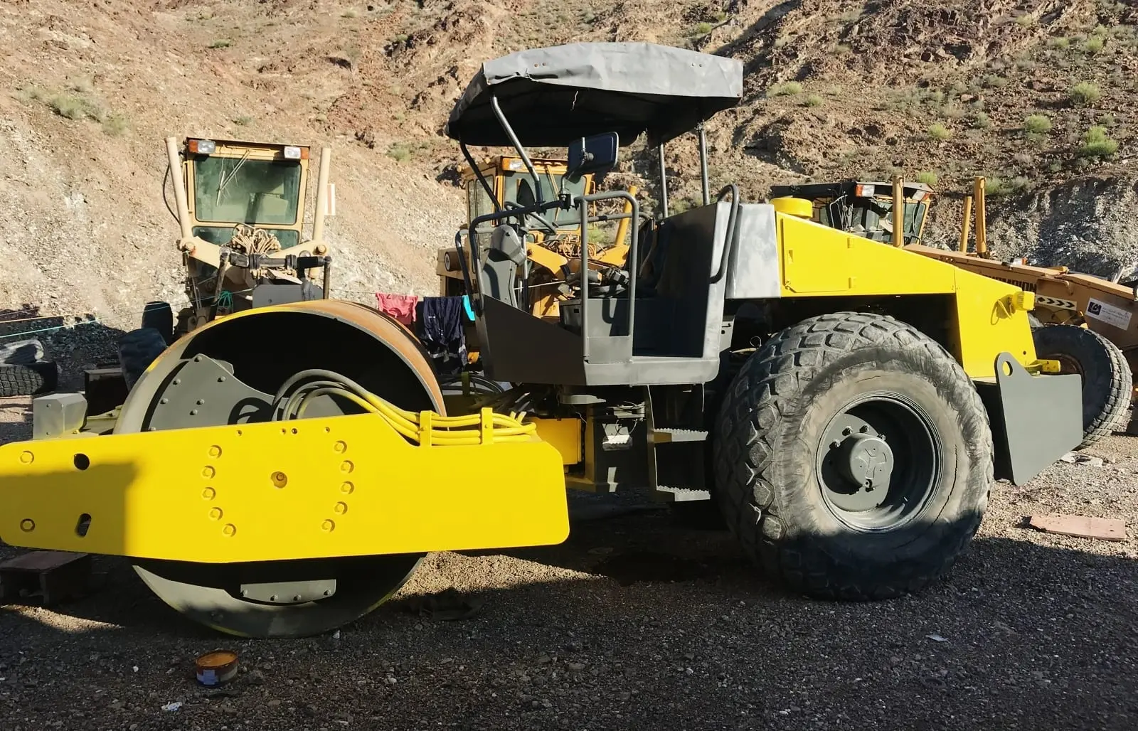 Road Roller Available on rental