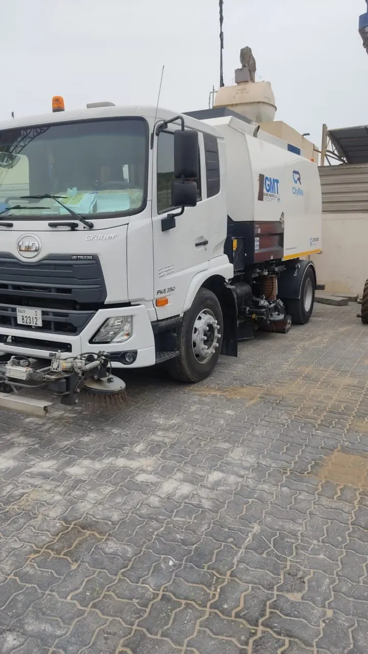 Truck Mounted Vaccum Road Sweeper Truck - 3
